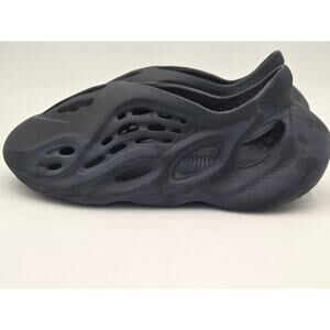 Yeezy Foam Runner in Black/Charcoal